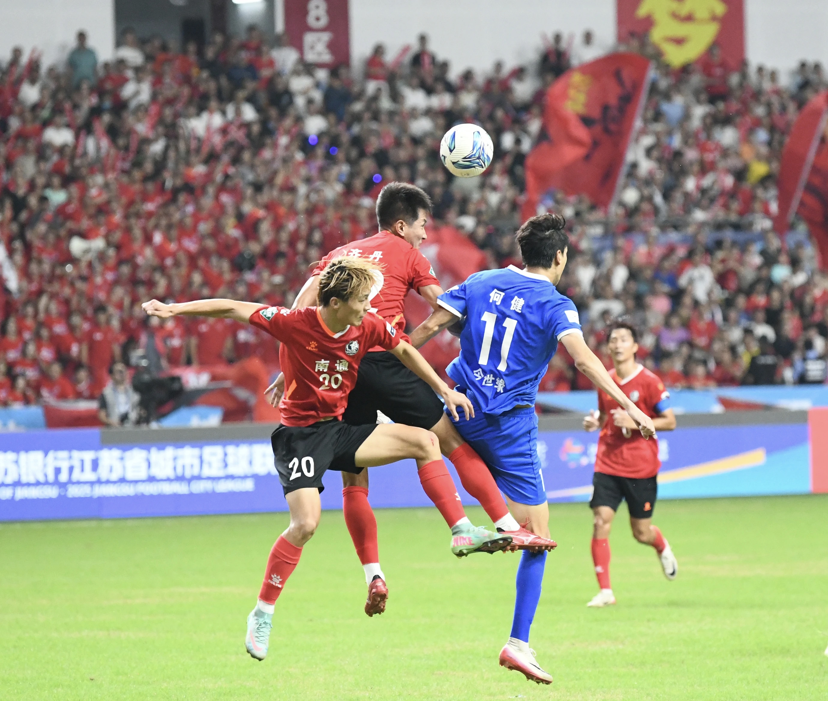 试玩-关于国内足球赛场上演精彩对决，球员全力以赴的信息